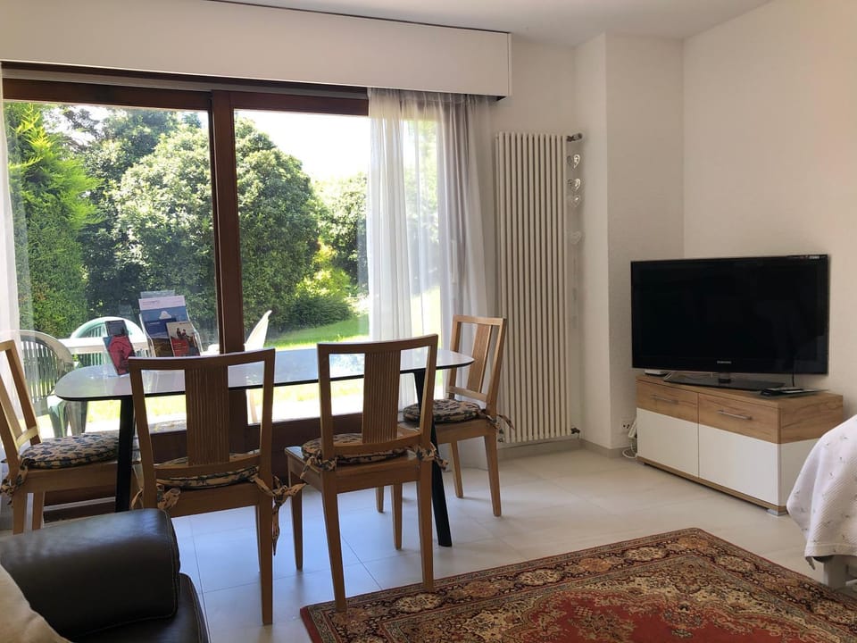 TV and multimedia, Seating area, Dining area, locker