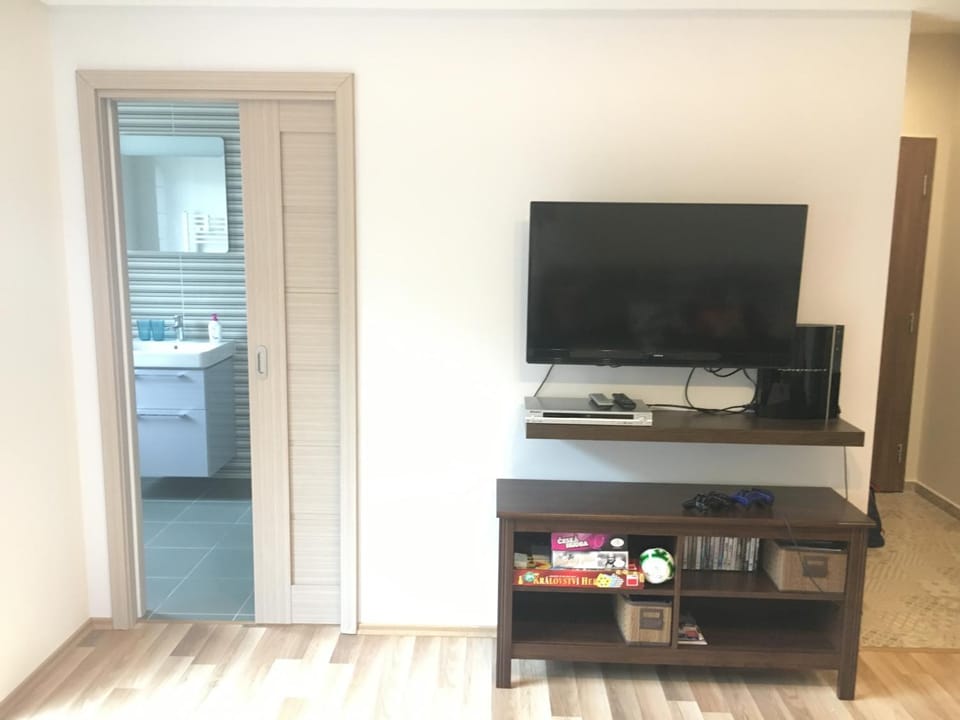 Photo of the whole room, Decorative detail