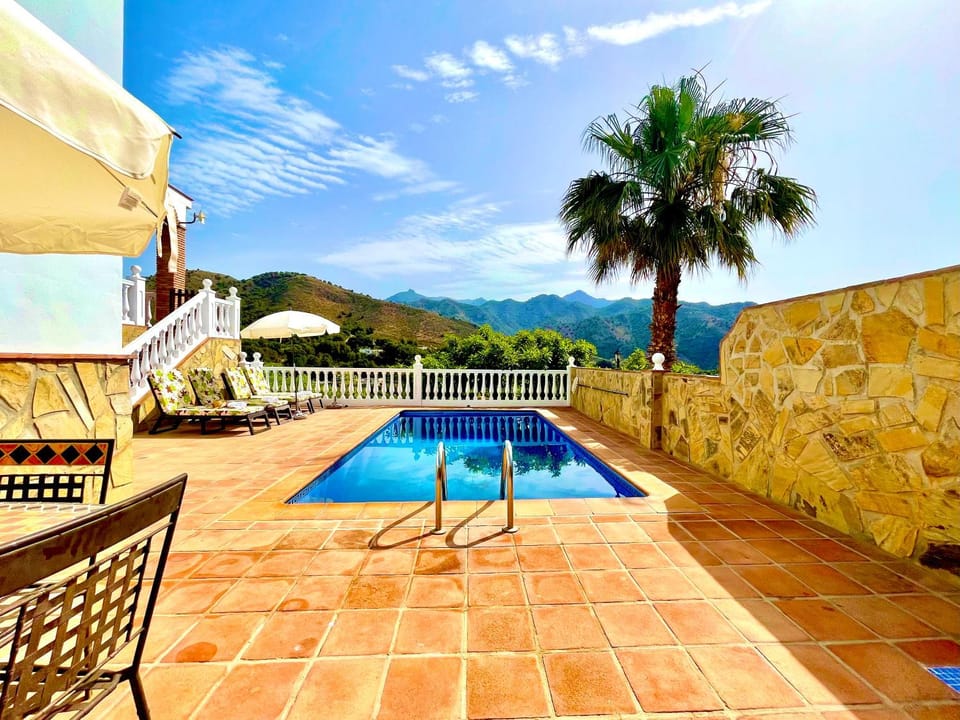VILLA NURIA, private pool, parking, BBQ, 5 minutes from Frigiliana, Nerja and its beaches, easy access Villa in Axarquía