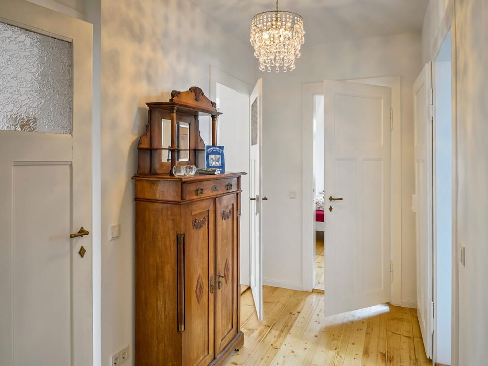 Decorative detail, Area and facilities