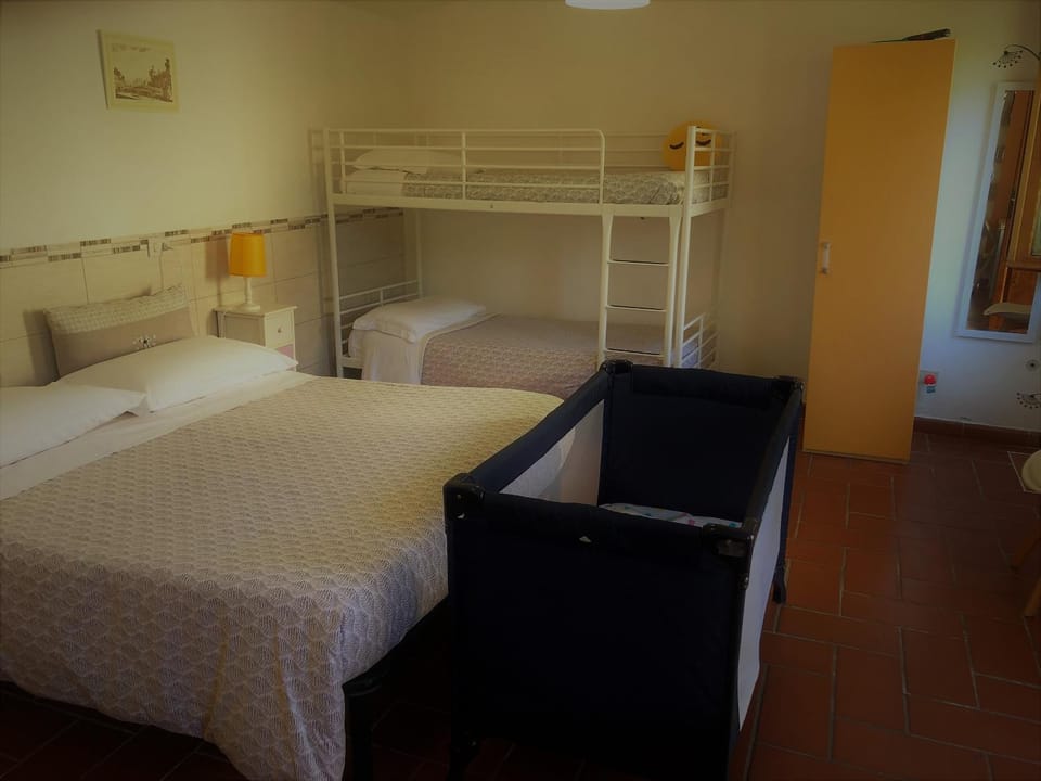 Bed, Photo of the whole room, Bedroom, children, young children, bunk bed