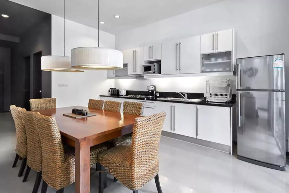 Kitchen or kitchenette, Dining area