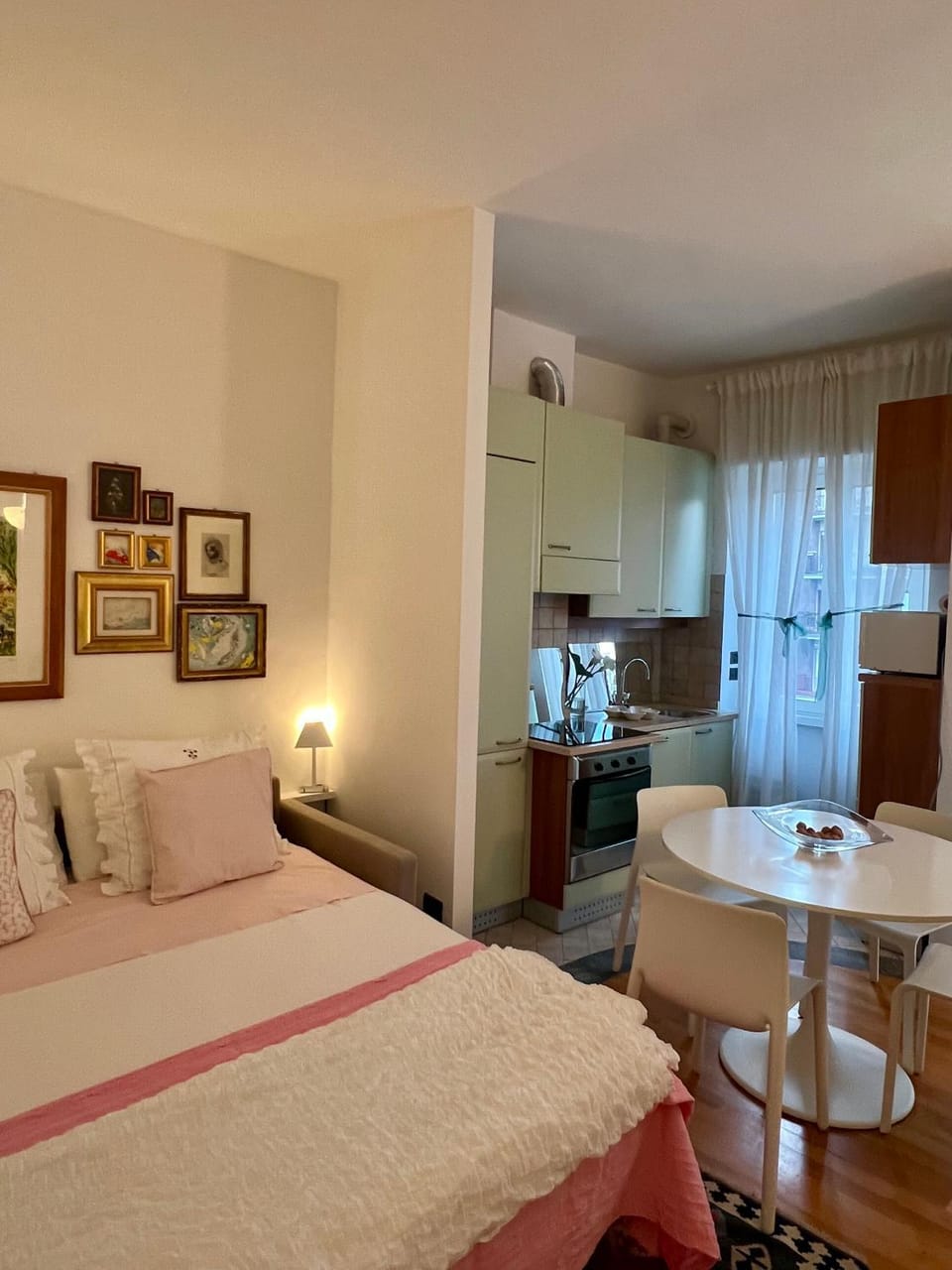 Bed, Kitchen or kitchenette, Dining area, minibar