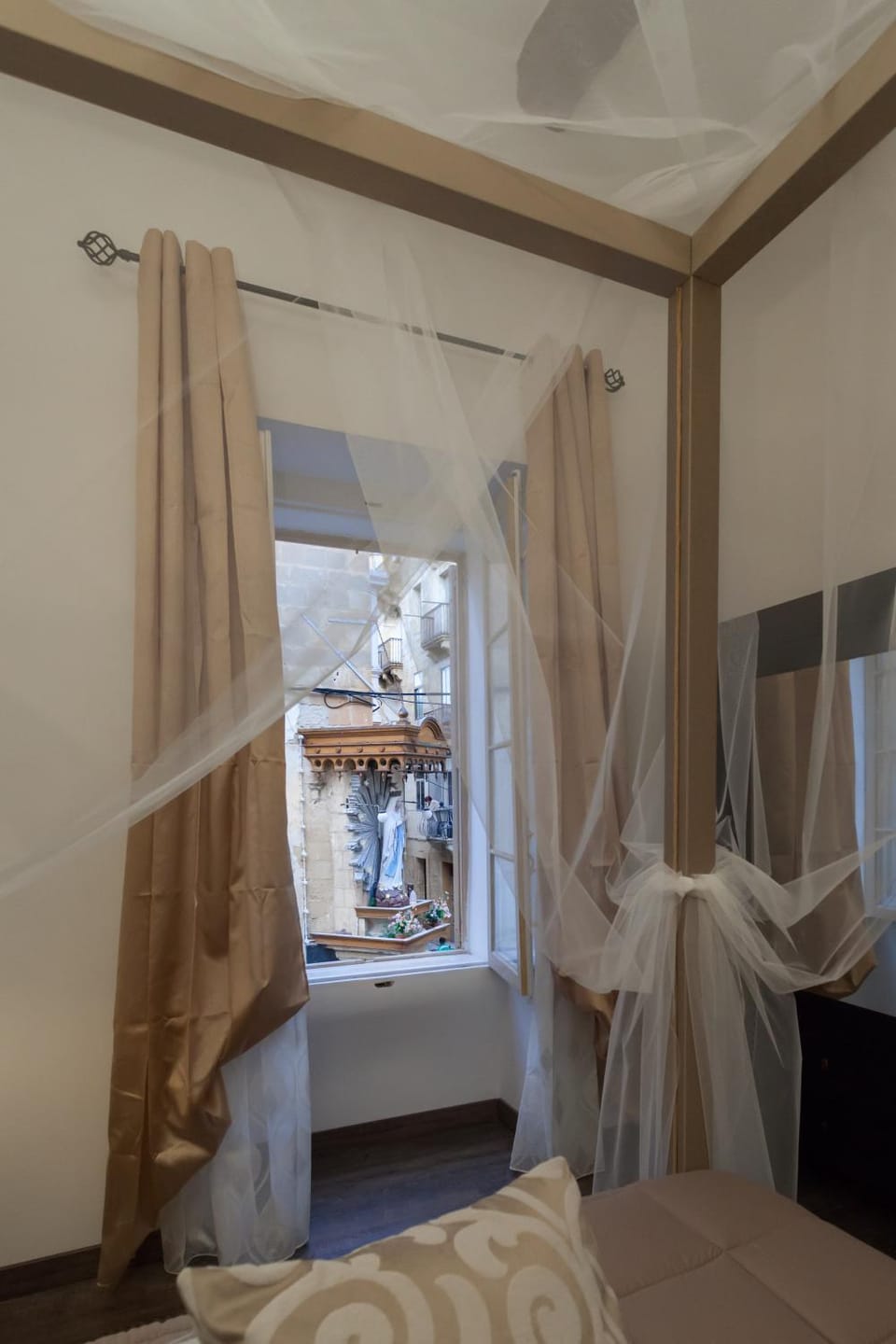 Bedroom, Street view