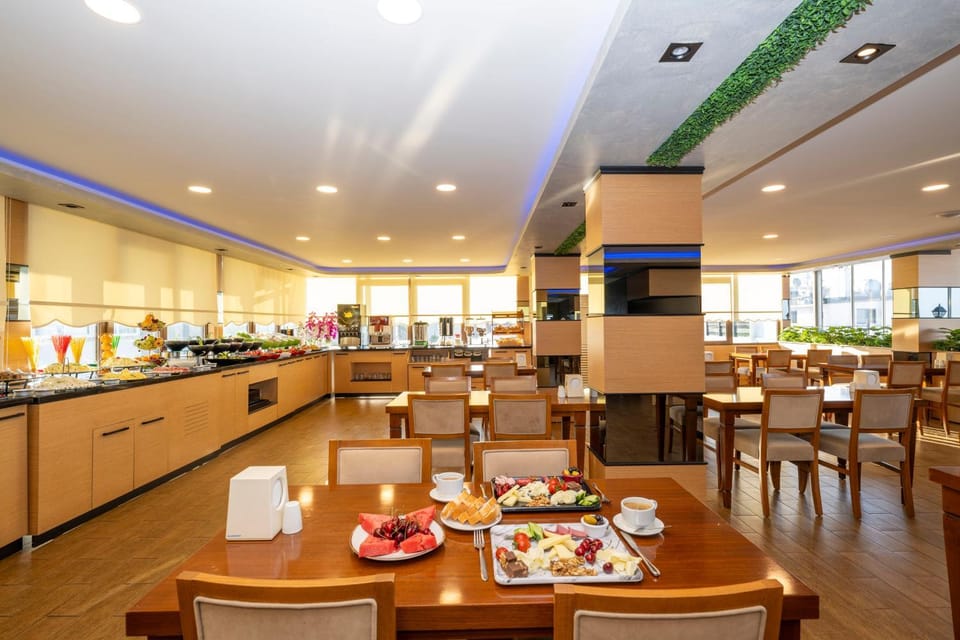 Restaurant/places to eat, Coffee/tea facilities, Food and drinks, Food, Breakfast, Buffet breakfast, Drinks