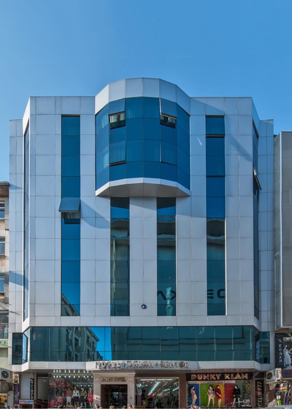 Property building, Facade/entrance, Day, City view, Location