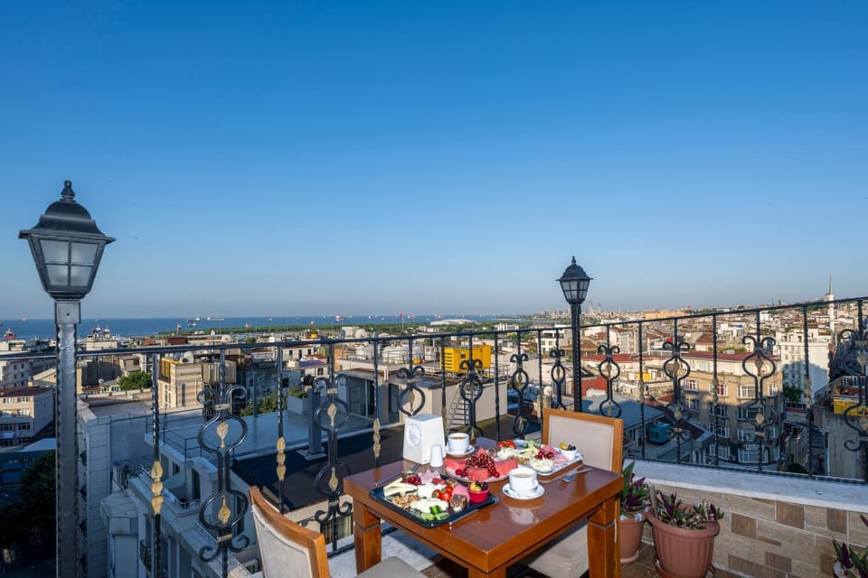 View (from property/room), Balcony/Terrace, City view, Sea view, Breakfast