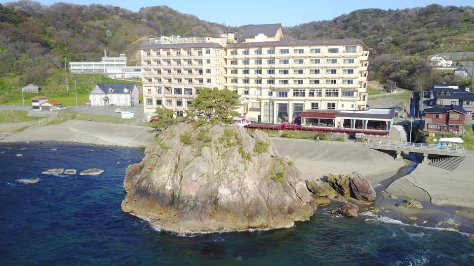 Property building, Sea view, Location