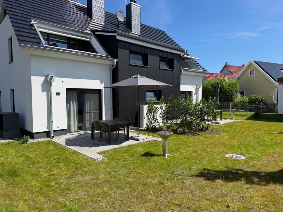 Property building, Day, Garden, Garden view