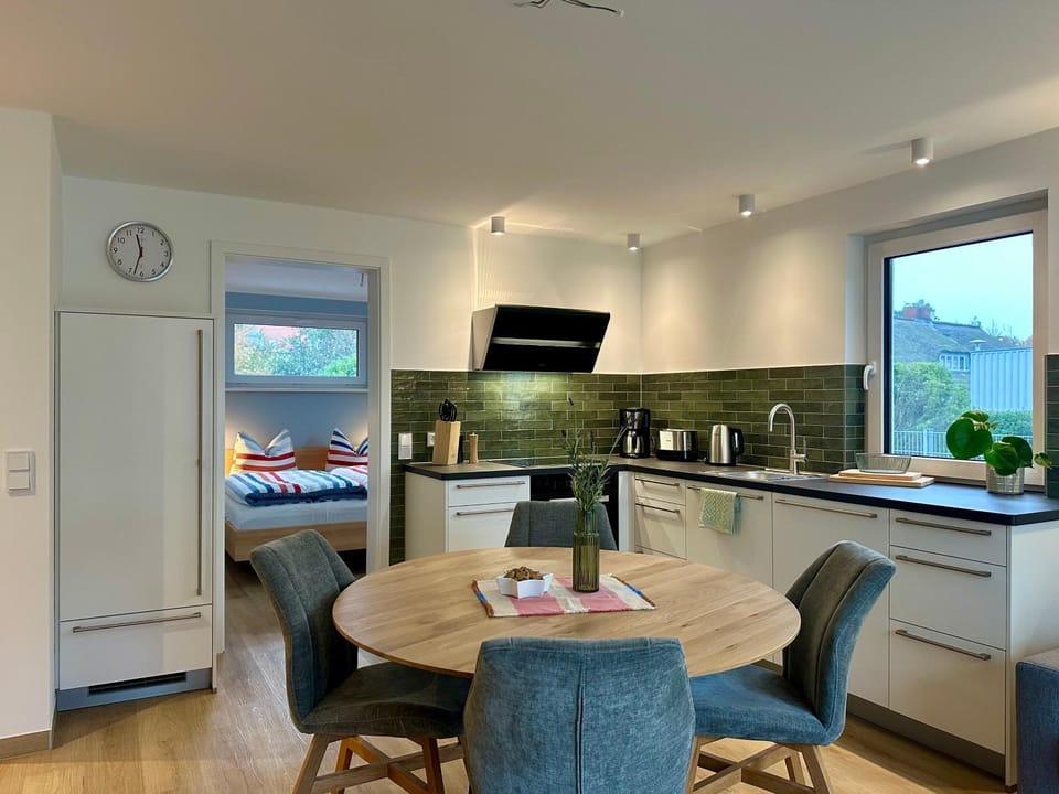 Kitchen or kitchenette, Dining area, stove