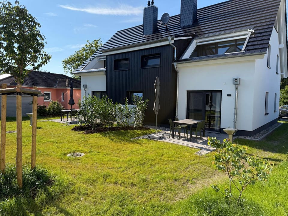 Property building, Day, Garden, Garden view