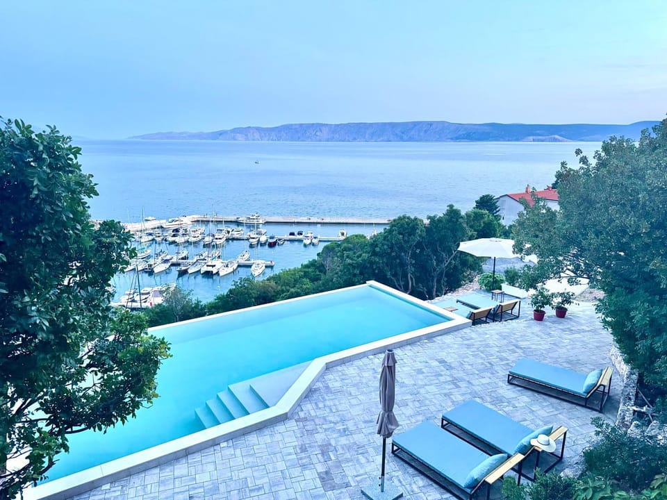 Pool view, Sea view