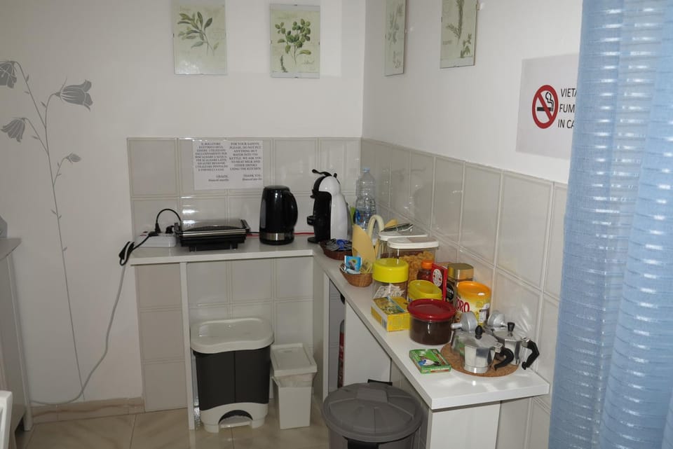 Coffee/tea facilities, Kitchen or kitchenette, Dining area, Communal kitchen