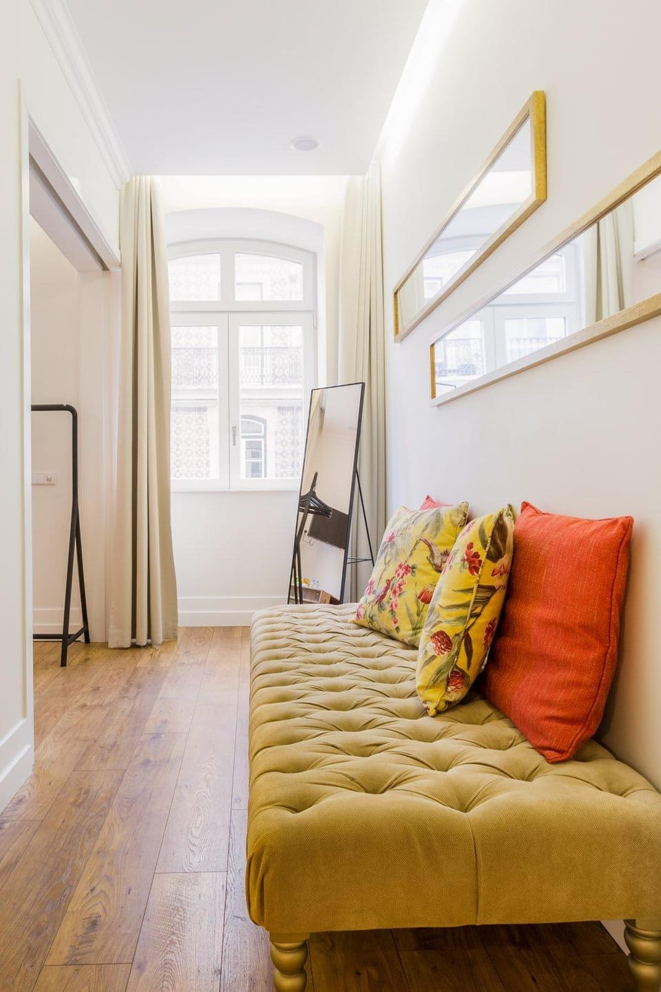 Bed, Seating area