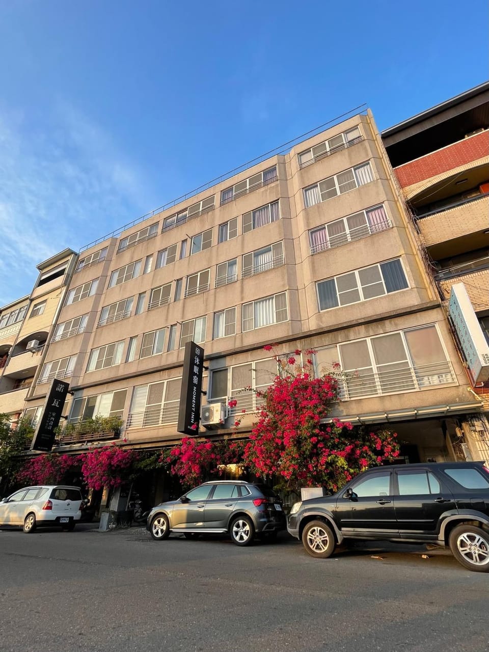 Property building, Day, Street view, Location, Parking