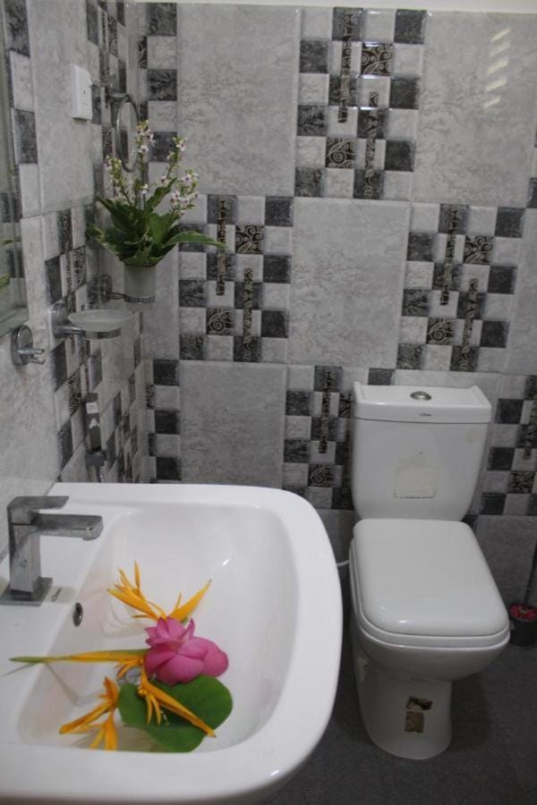 Toilet, bidet