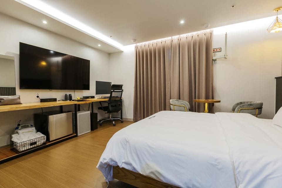 Bed, TV and multimedia, Bedroom, hair dresser, air conditioner