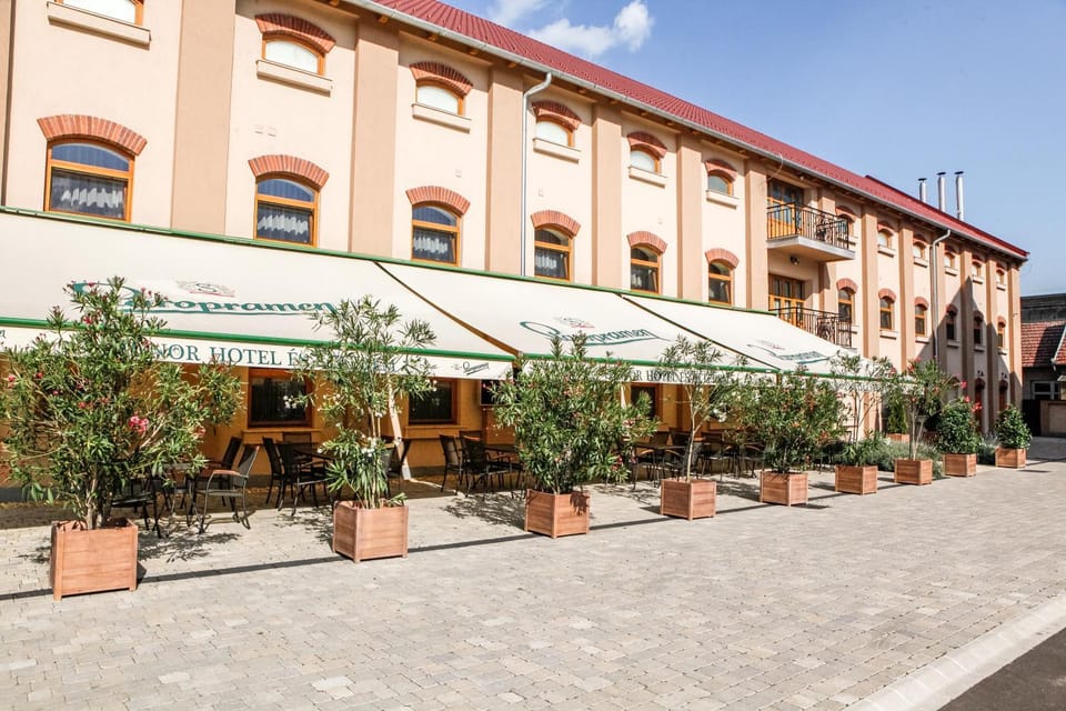 Facade/entrance, Balcony/Terrace
