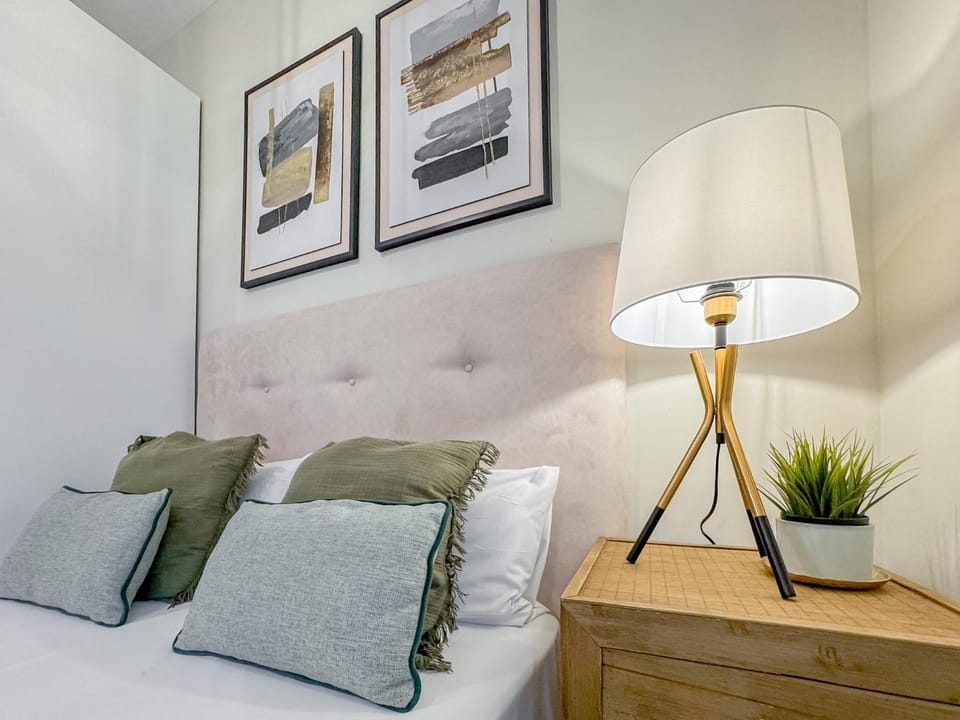 Bed, Bedroom, wardrobe, air conditioner