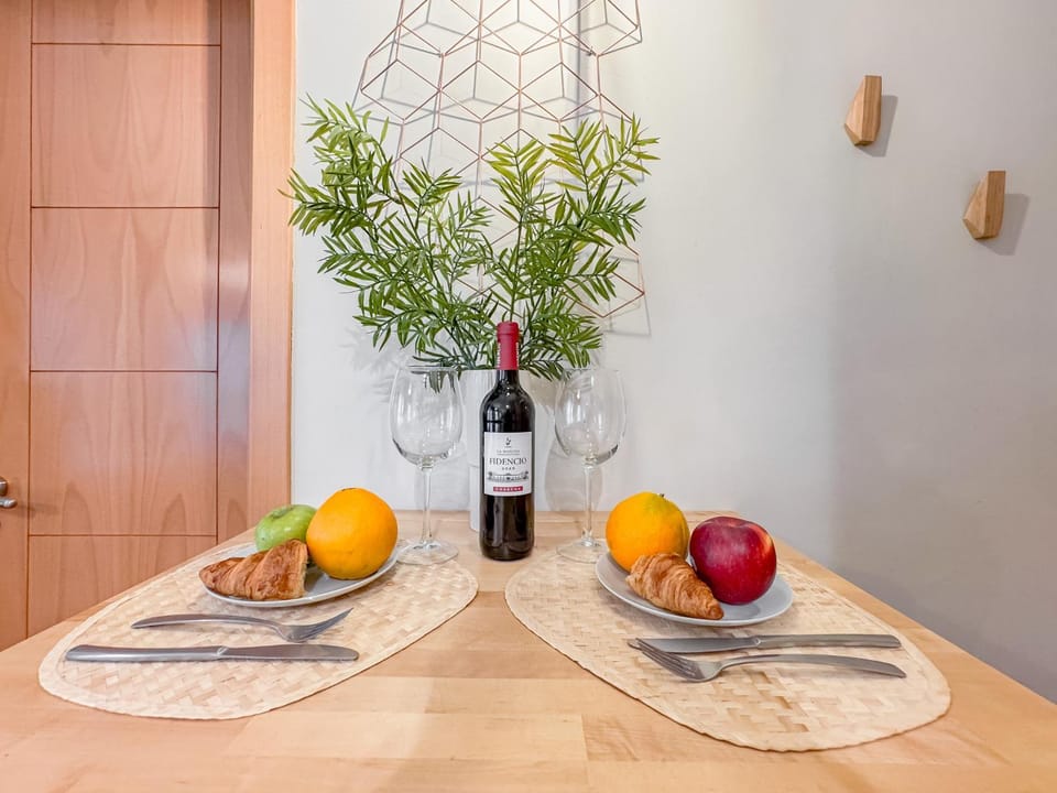 Food and drinks, Dining area, Food, Lunch, Dinner, air conditioner