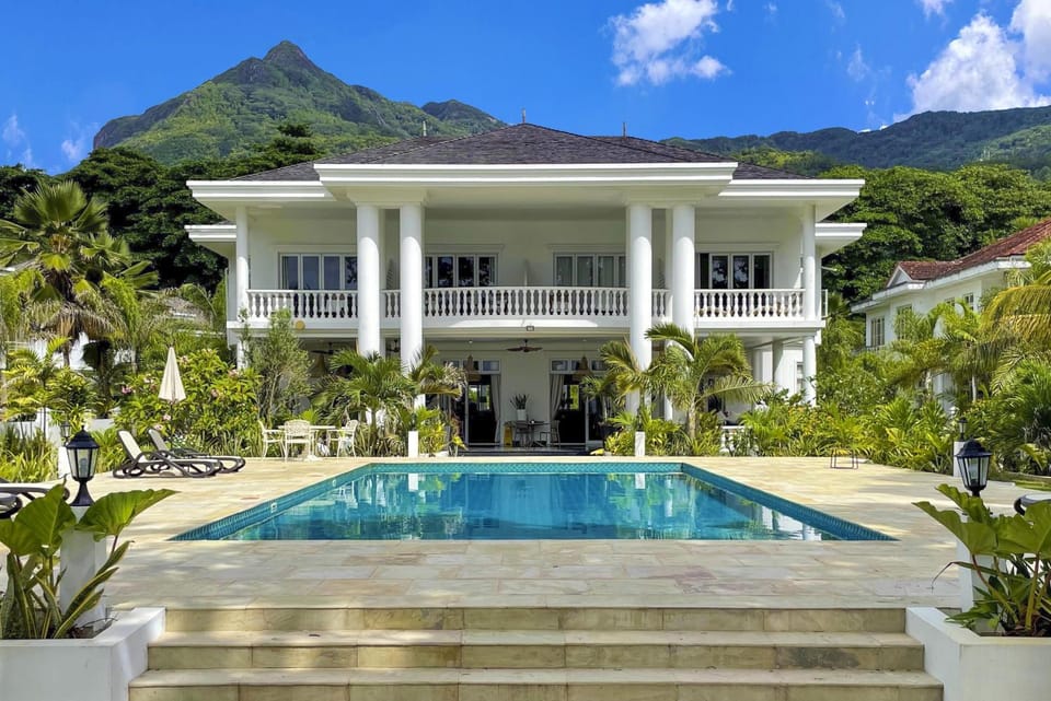 Property building, Nearby landmark, Spring, Day, Natural landscape, Garden, Garden view, Mountain view, Pool view, Swimming pool, Breakfast, sunbed