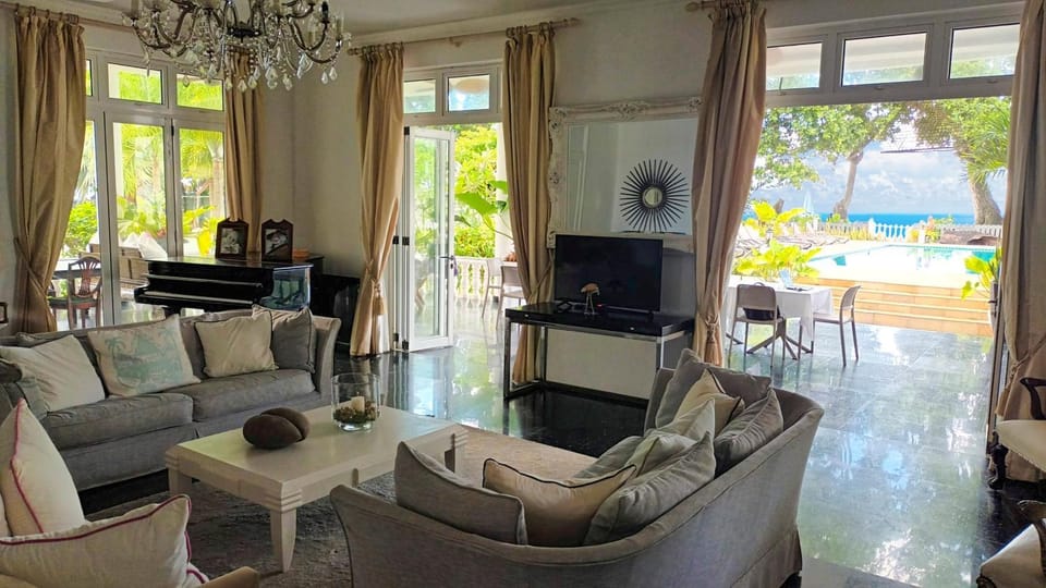 Patio, Communal lounge/ TV room, TV and multimedia, Living room, Seating area, Dining area, Evening entertainment, Pool view, Swimming pool, sunbed