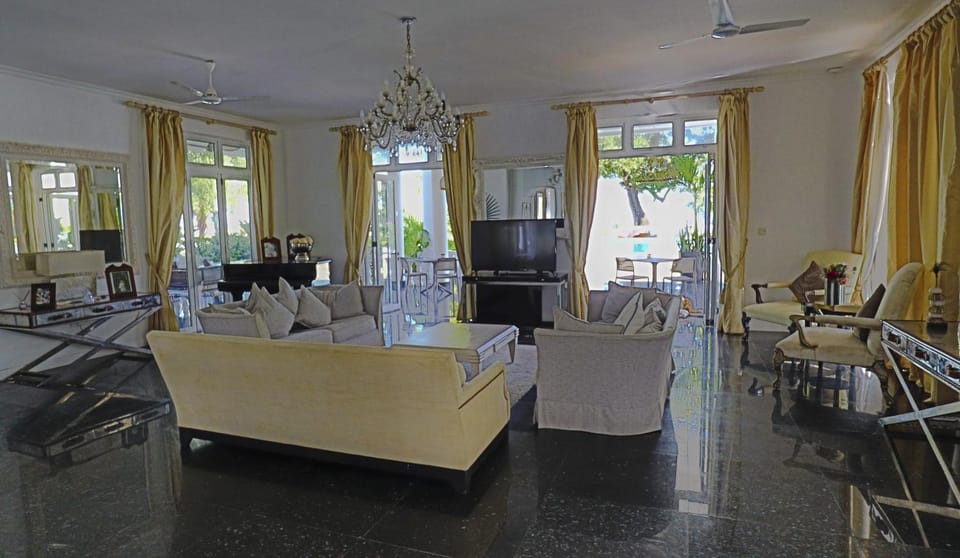 Restaurant/places to eat, Communal lounge/ TV room, TV and multimedia, Living room, Banquet/Function facilities, Seating area, Evening entertainment