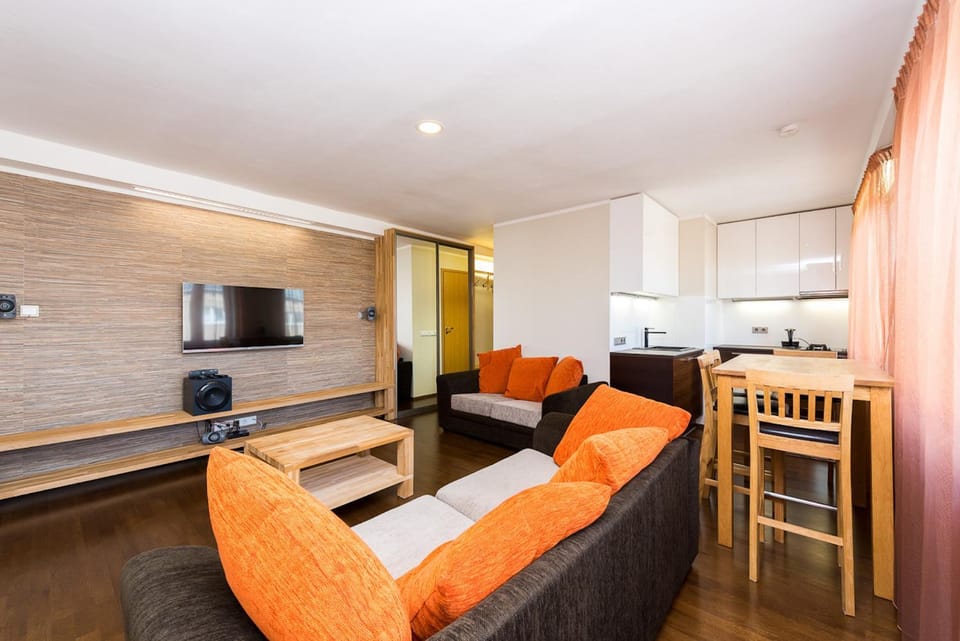 TV and multimedia, Coffee/tea facilities, Kitchen or kitchenette, Living room, Seating area, Dining area, Street view