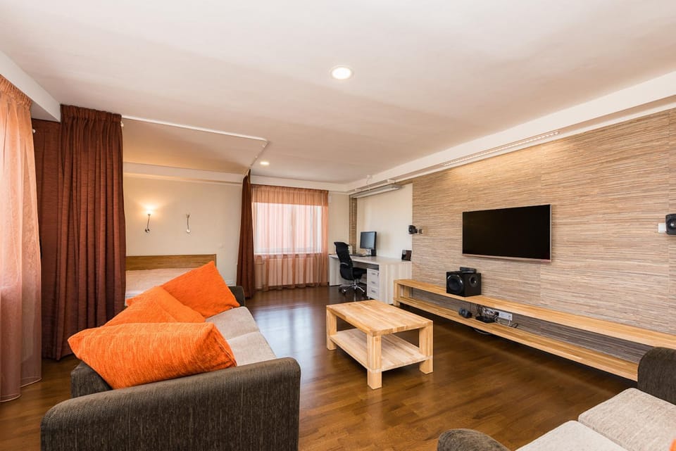 TV and multimedia, Living room, Seating area, Dining area, Street view