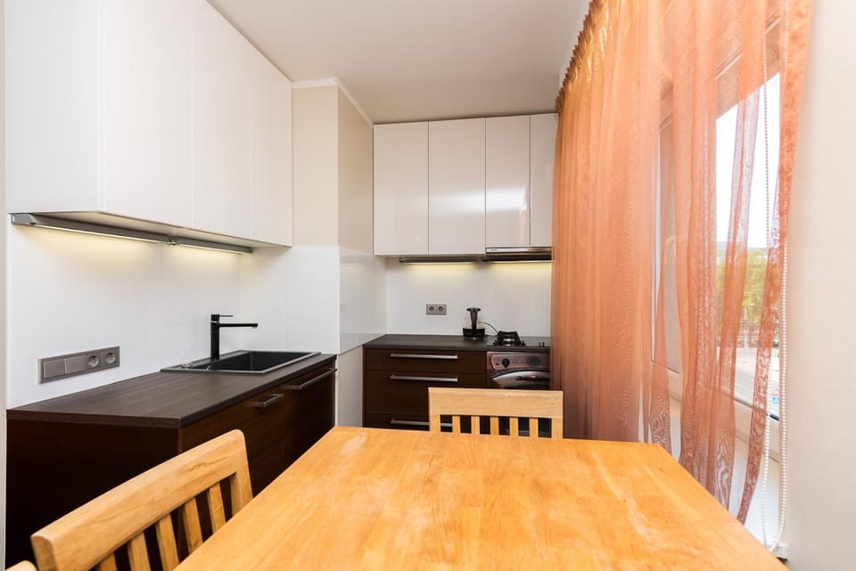 Coffee/tea facilities, Kitchen or kitchenette, Seating area, Dining area