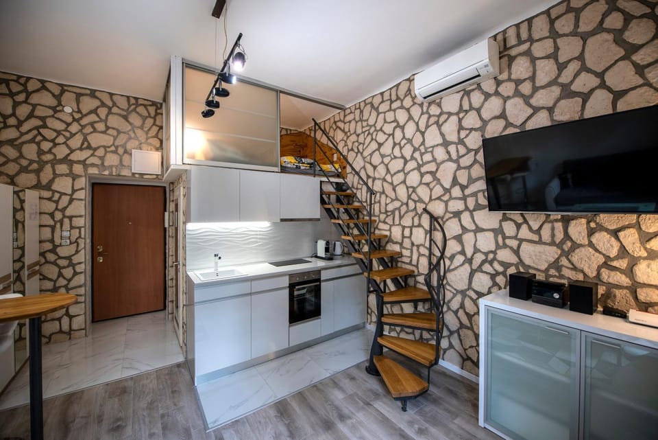 TV and multimedia, Kitchen or kitchenette, dishwasher, furniture, pet friendly, stove, air conditioner
