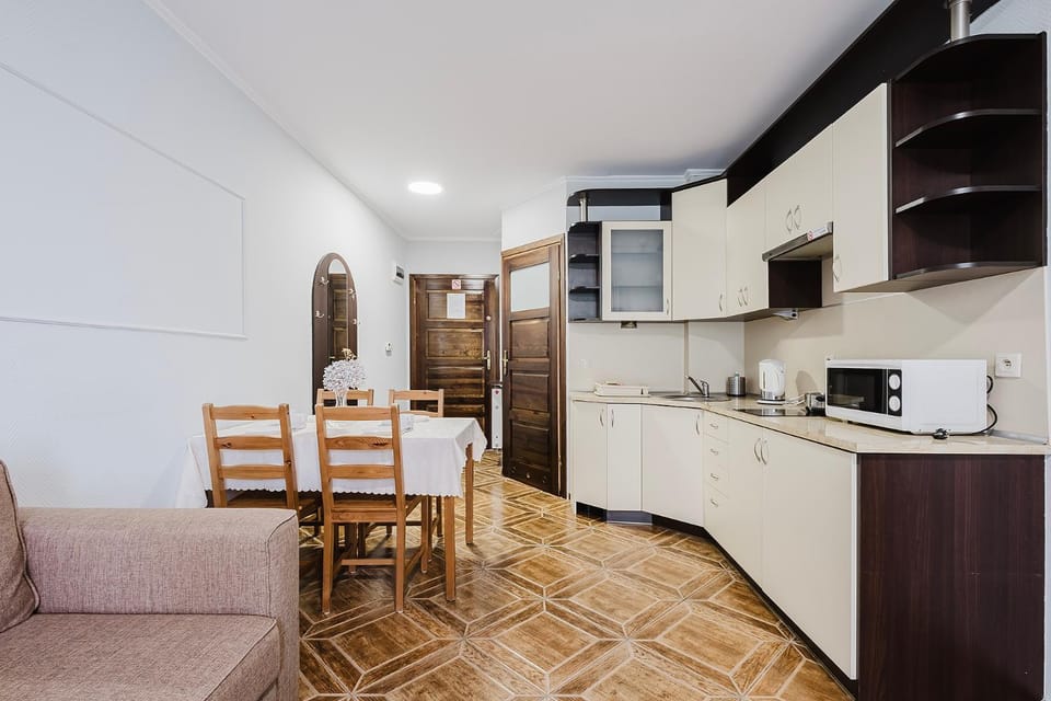 Kitchen or kitchenette, Dining area, oven, stove