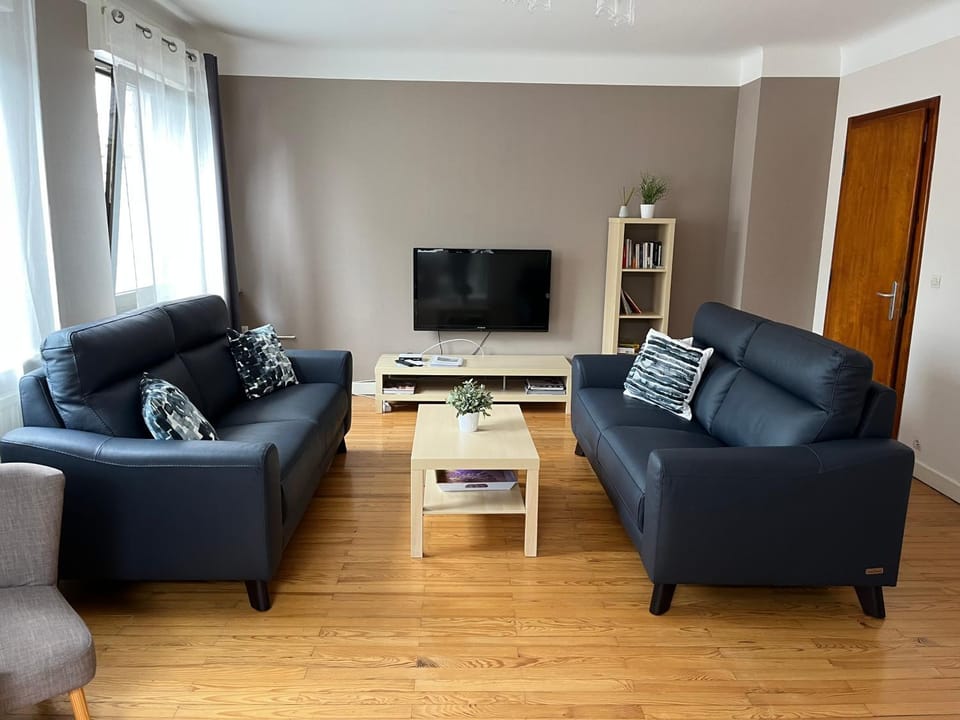 Communal lounge/ TV room, Living room, Seating area, Evening entertainment