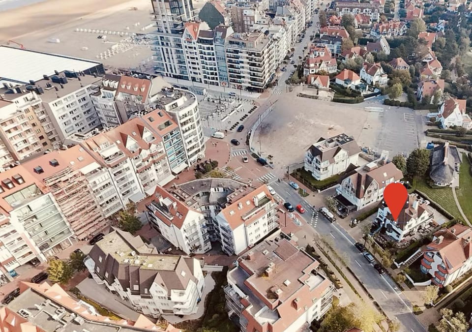 Property building, Neighbourhood, Location