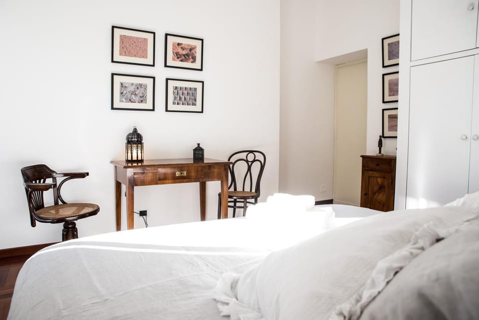 Bed, Photo of the whole room, Decorative detail, Bedroom