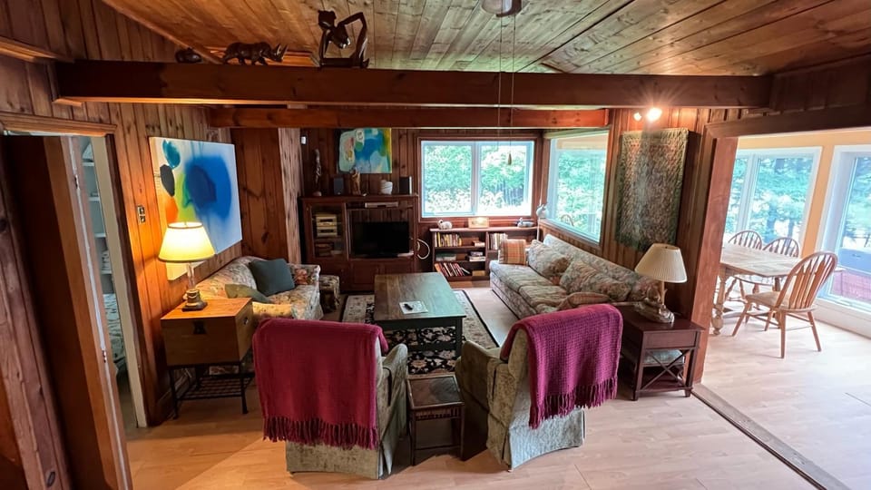 Lakeside Cottage House in Ontario