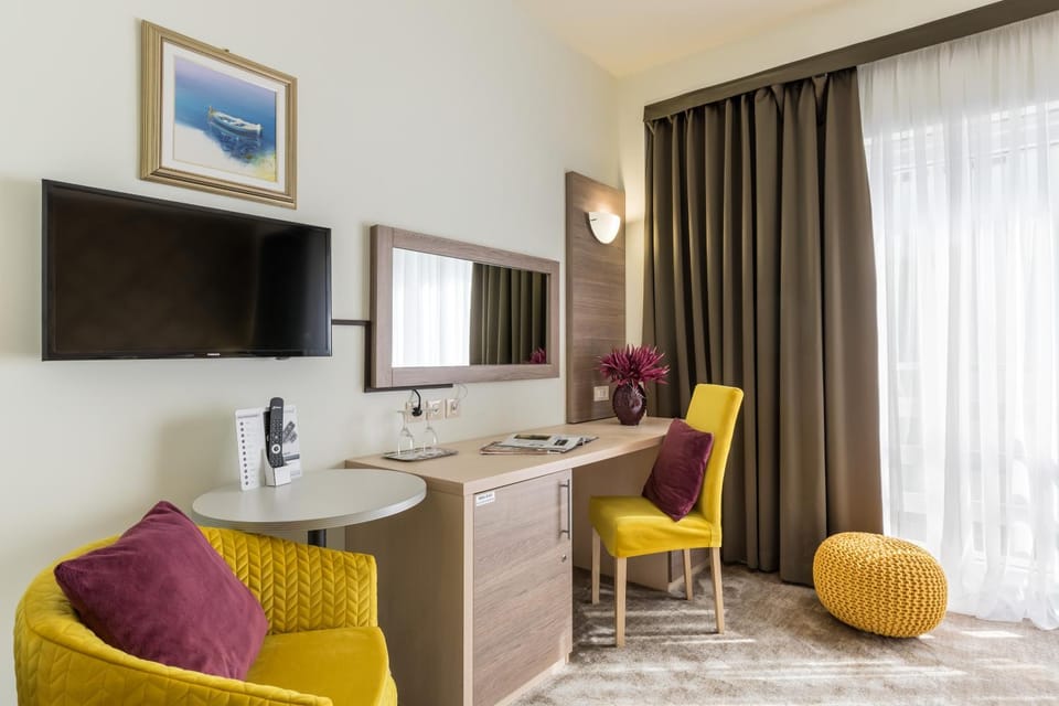 Photo of the whole room, Decorative detail, Seating area, Bedroom