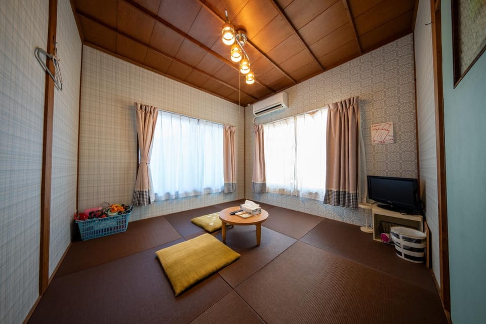 Photo of the whole room, Family