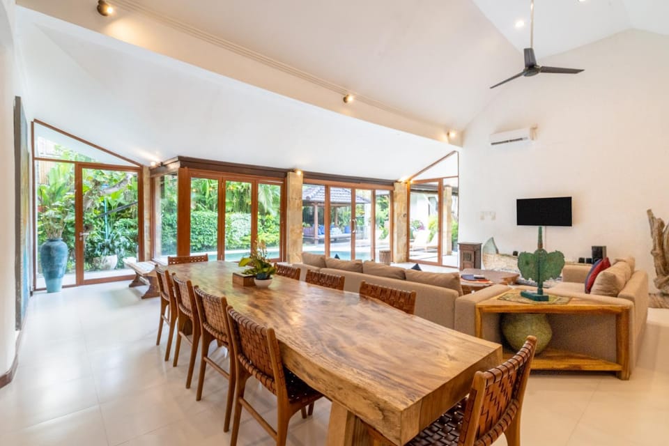 Living room, Seating area, Dining area, Breakfast, Breakfast