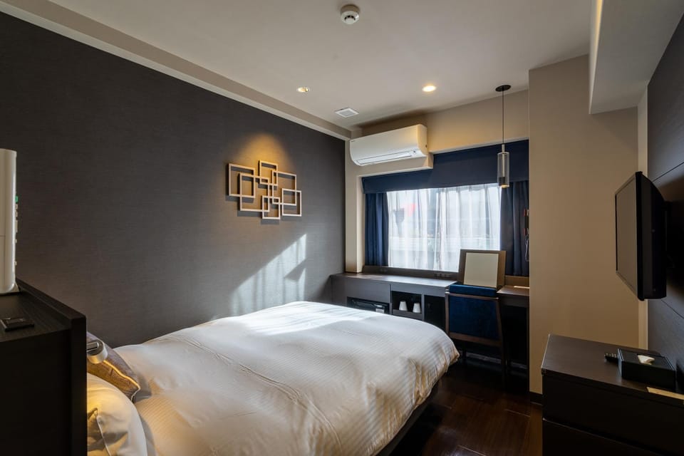 Photo of the whole room, Bedroom, air conditioner