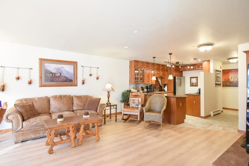 Tyra Streamside Buffalo Run Condo: Ski-In/Ski-Out Apartment in Breckenridge