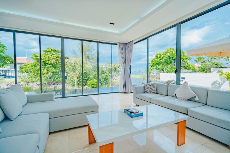 Living room, Lake view, Sea view