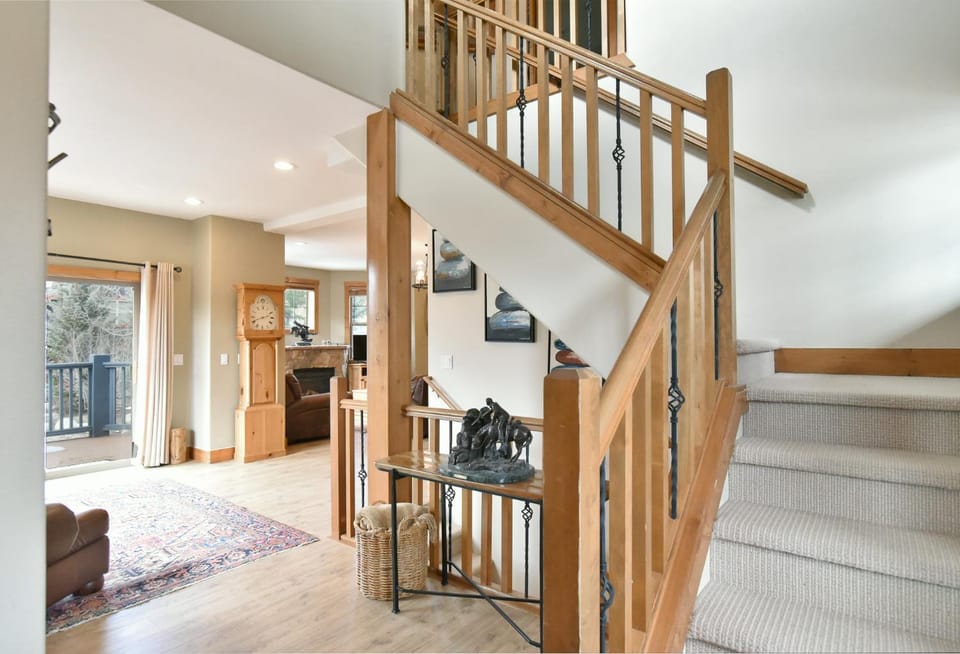Rachel Lane Home: Views, Style, Hot Tub House in Breckenridge
