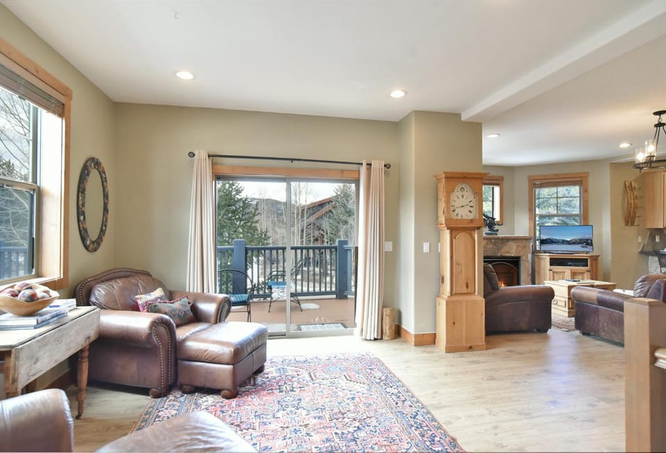 Rachel Lane Home: Views, Style, Hot Tub House in Breckenridge