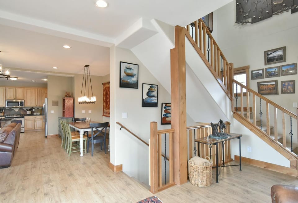 Rachel Lane Home: Views, Style, Hot Tub House in Breckenridge