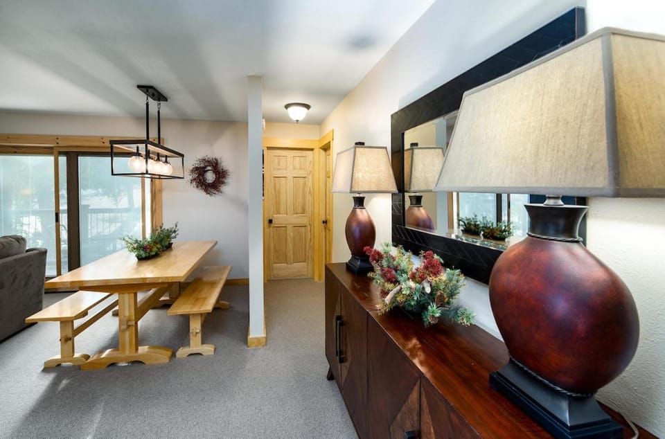 Double Eagle Roost Condo: Ski In, Walk To Main St Apartment in Breckenridge