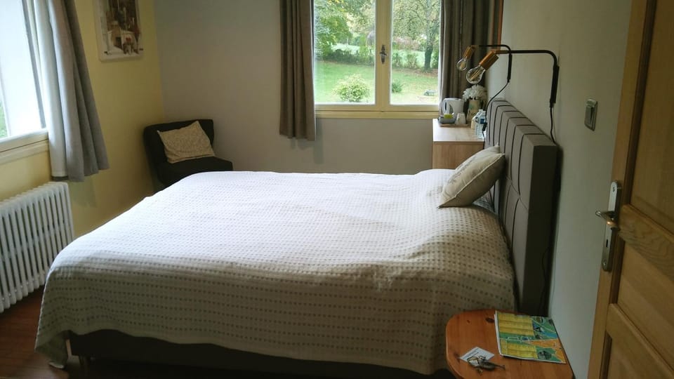 Bed, Garden, Food and drinks, Bedroom, Garden view
