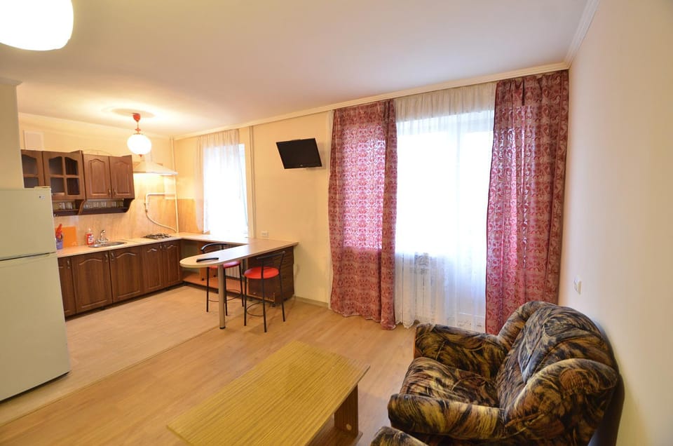 TV and multimedia, Kitchen or kitchenette, Decorative detail, Seating area, Dining area, Area and facilities