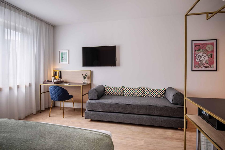 TV and multimedia, Seating area, Bedroom, Family