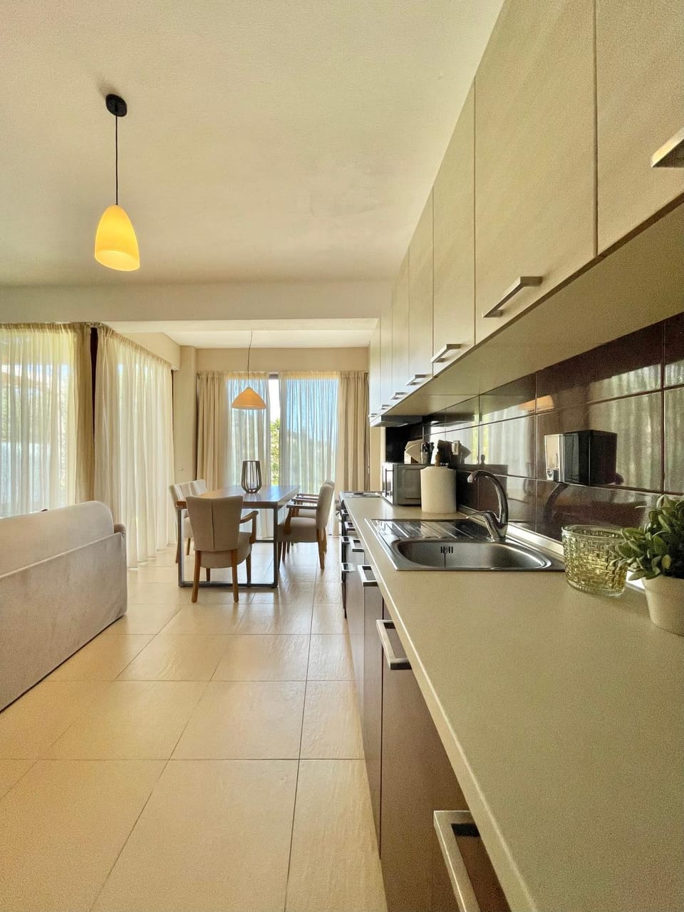 Kitchen or kitchenette, Seating area, Dining area, minibar, pet friendly, stove
